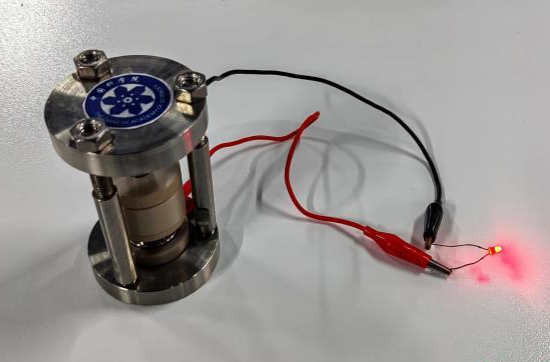 中国团队成功研发首例氢负离子原型电池 代表全新储能技术路径