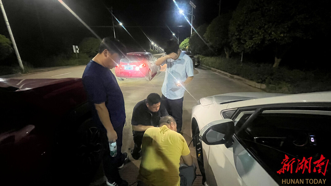 永州正能量丨深夜旅客汽车爆胎，永州机场职工暖心相助 