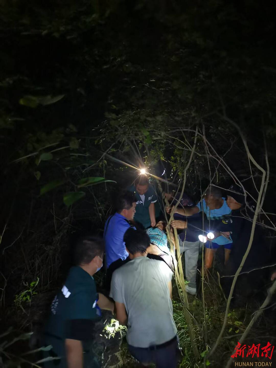 深夜山林的生命接力！零陵警民联手营救失联24小时坠崖老人