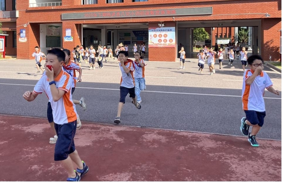 临武县第八完全小学开展消防实战演练活动