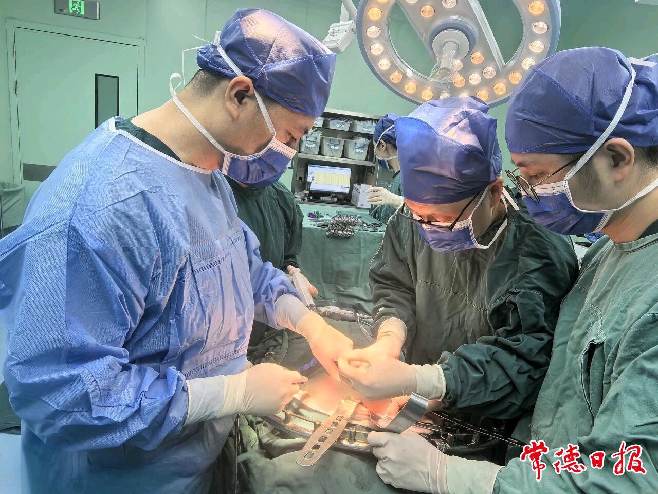 30岁女子体内藏“不定时炸弹” 常德专家两小时精准“拆弹”