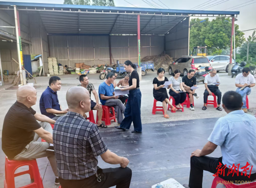 君山区钱粮湖镇：秋夜屋场会搭起“连心桥” 绘就基层治理暖心图景
