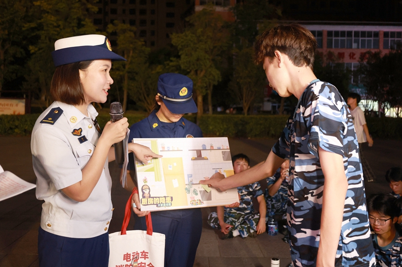 消警联动 校园安全“第一课”