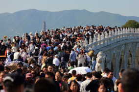 国庆中秋假期旅游产品预订进入冲刺阶段：“打工人”青睐拼假错峰，假期前两天多个热门线路火车票“秒光”