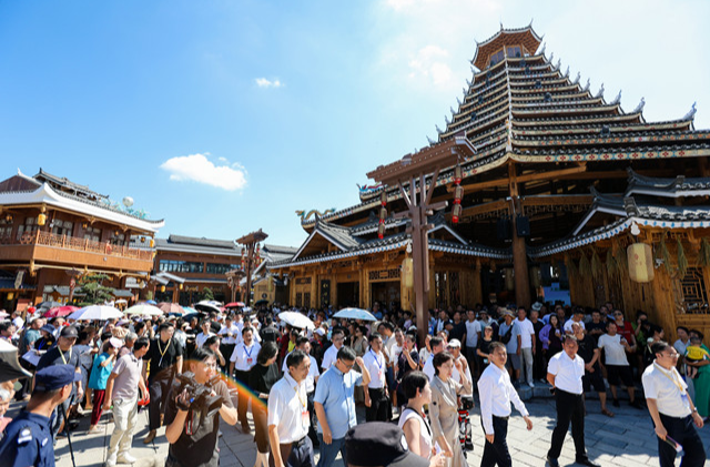 怀化榆树湾·青春广场开街 首日迎客超3万人次