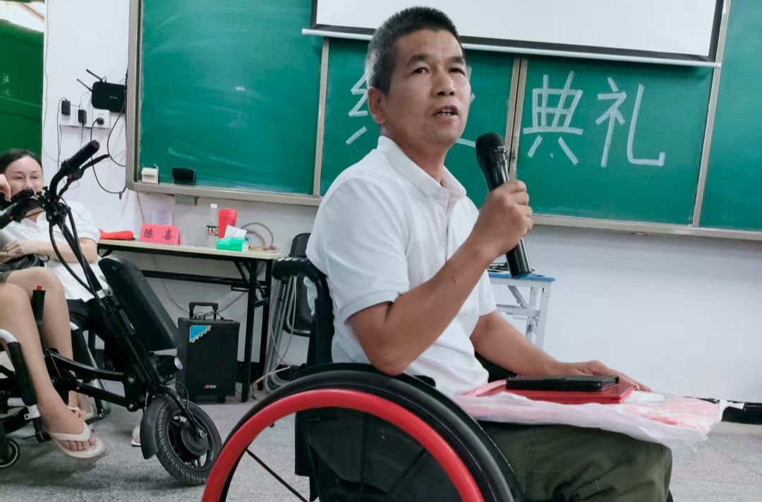 双腿截肢，他再就业系鞋带“系”出未来