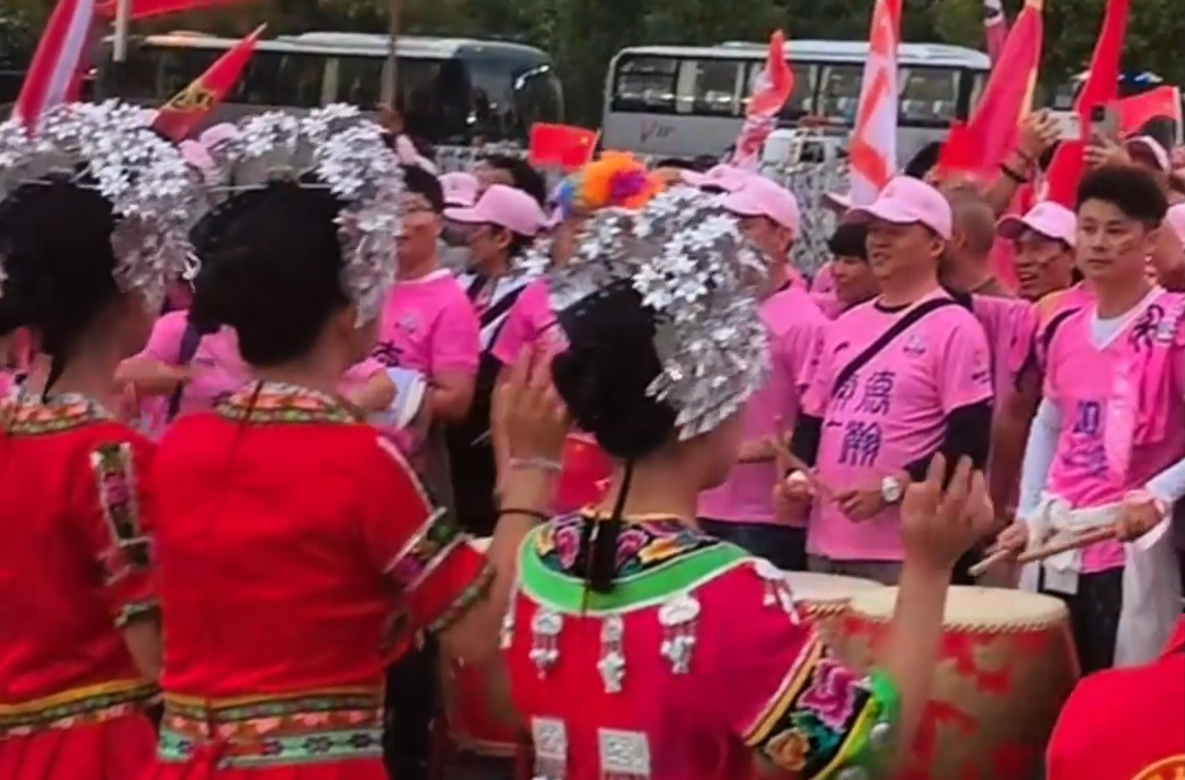 疯狂的“湘超”|“湘超”娄底主场首场开赛，盛装欢迎常德球迷