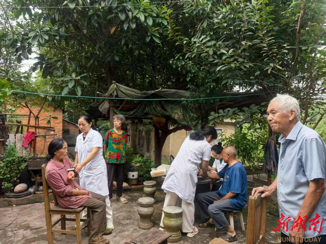 苏仙区社区医生“踏山”而行，为铁路退休老职工健康“暖心护航”