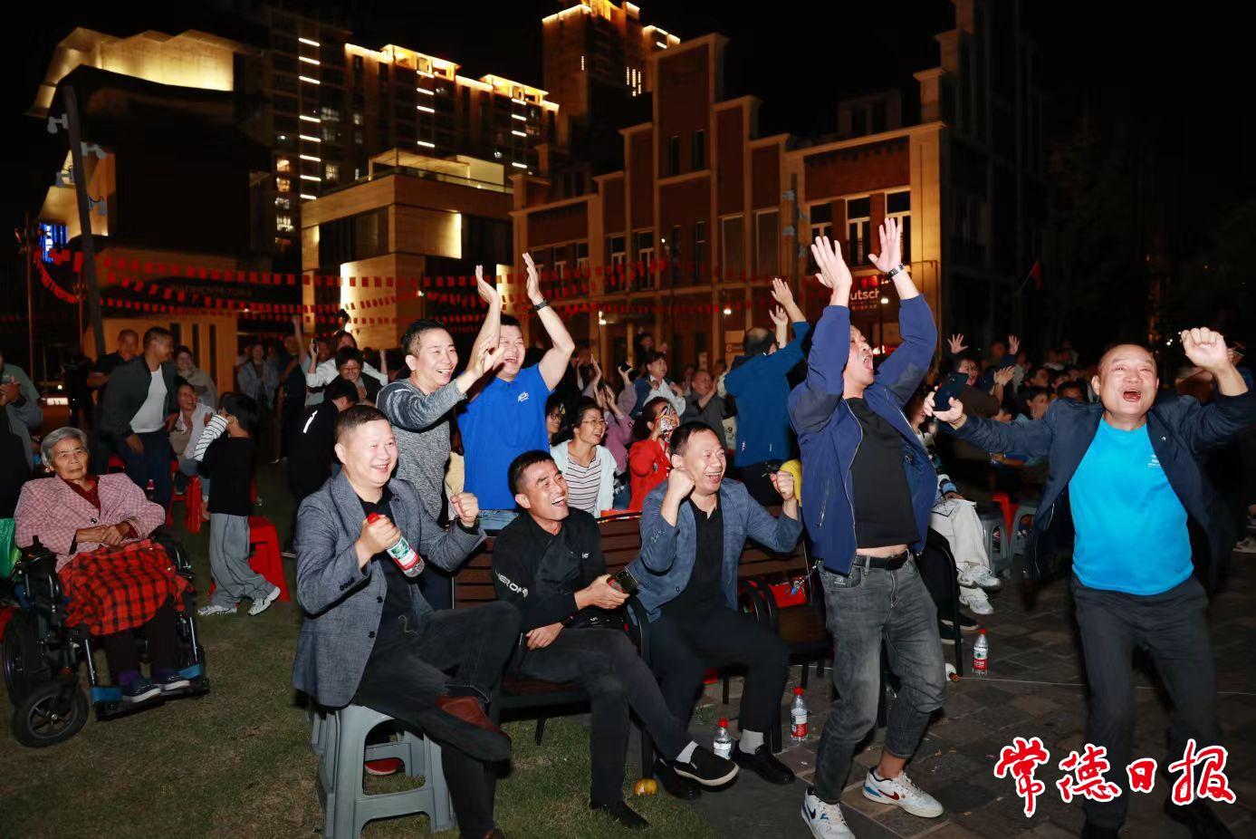 人气爆棚！常德河街看“湘超”真过瘾
