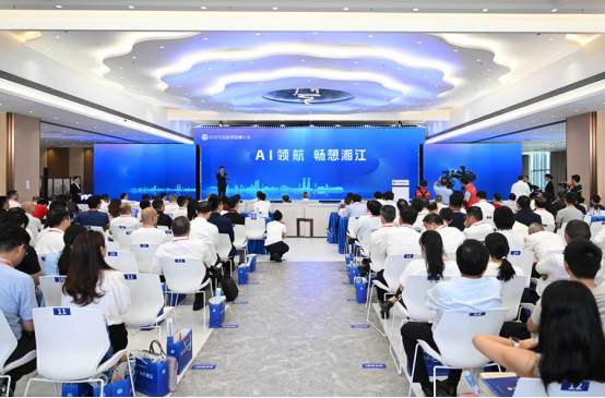 AI时代城市建设的工匠精神∣傅胜龙受邀在2025互联网岳麓大会做主题演讲