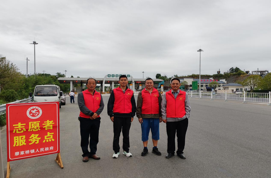 红马甲闪耀5A景区赛场!凤凰县200余名志愿者护航“湘超”联赛湘西主场