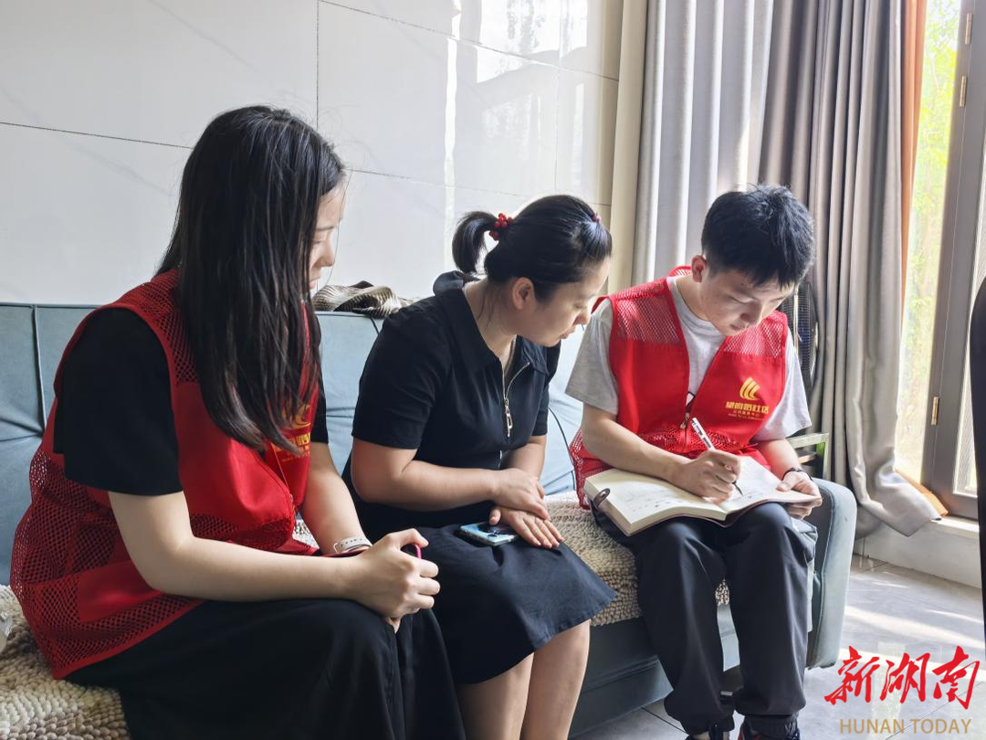 长沙望府路社区：网格员“敲门入户”送服务 法治宣传“零距离”融入民心