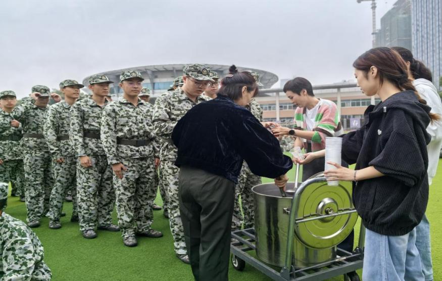 秋凉中的暖流！辅导员为千名军训新生送姜茶
