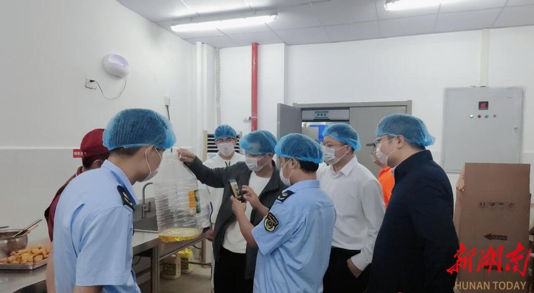 大泽湖街道：“部门联动+专家助查”织密双节安全防护网