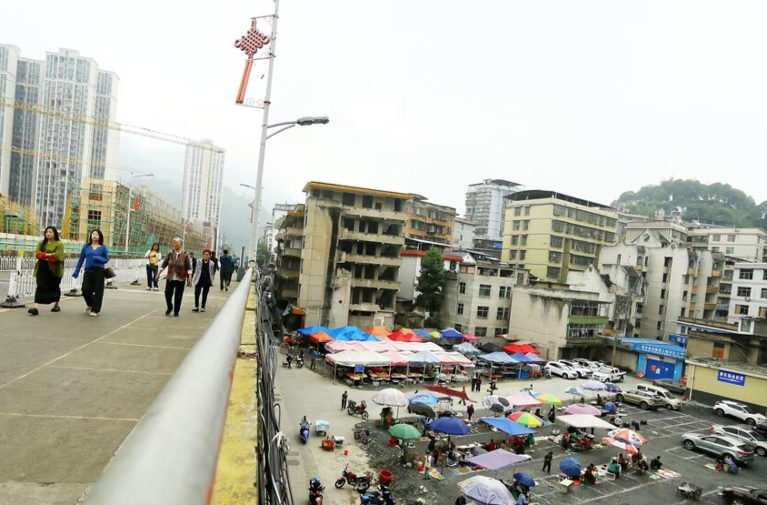 保靖巧解“桥上摊”，桥下新市惠民生