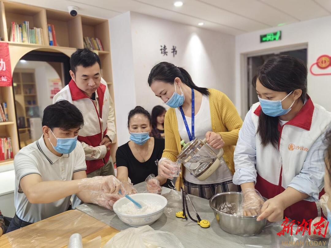 长沙桂庄社区：情暖双节・关爱户外劳动者与最美网格志愿者