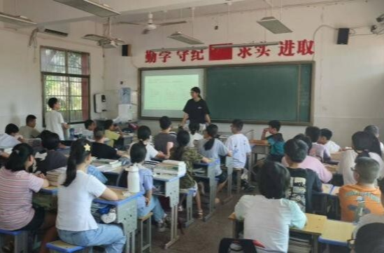 南华大学“共品红色经典,传承抗战精神”思政课走入中学