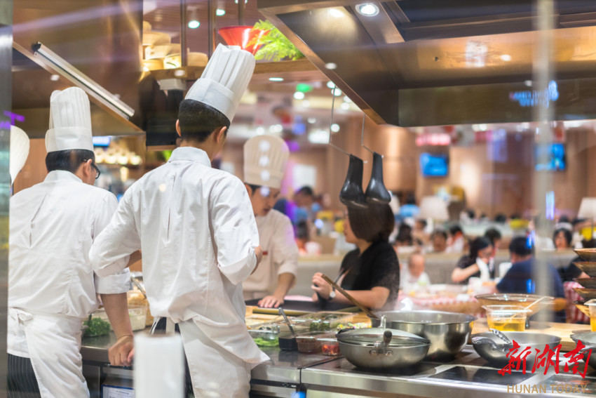 预订爆满、开新店、请网红当店长……中秋国庆临近，餐饮市场热度攀升