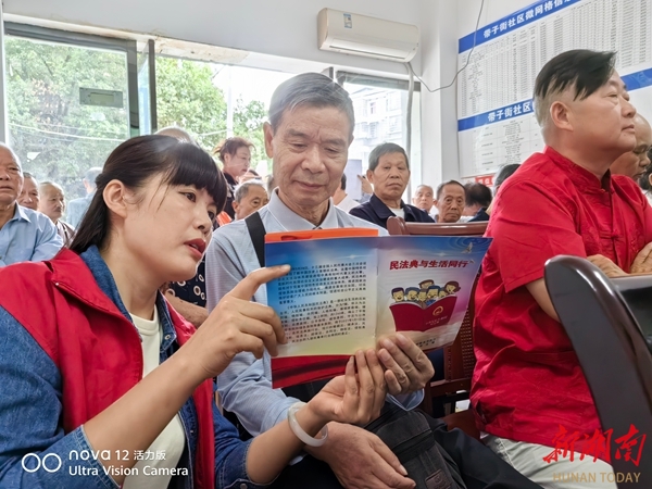 法治宣传进社区，服务居民零距离
