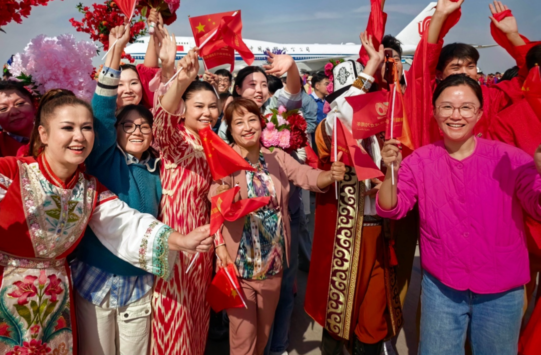 时政现场说丨打起手鼓唱起歌 唱不尽美好的新生活——天山儿女同心奋斗新征程