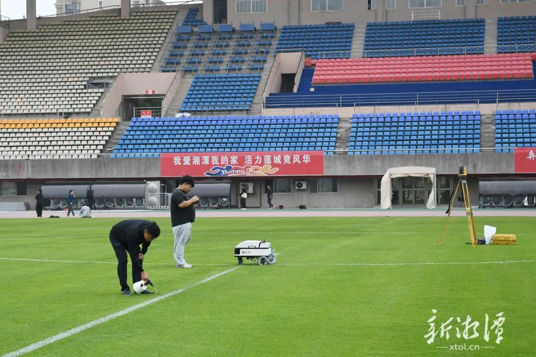 工作人员操作机器人划线。(全媒体记者 罗韬 摄).jpg