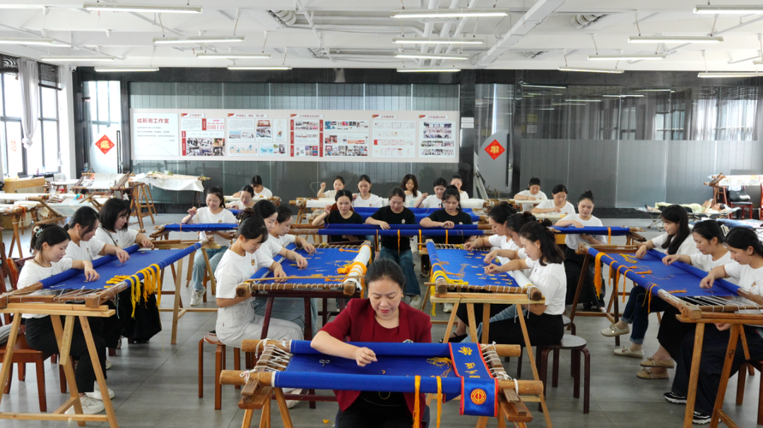 湘绣匠心再担重任，为第三届大国工匠制作荣誉绶带