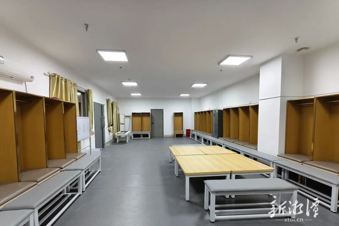 球员更衣室。(全媒体记者 谷桔 摄).jpg