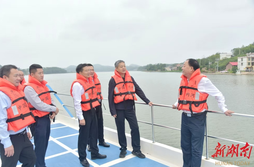 邵阳市委书记、市总河长严华在赧水邵阳县段巡河 全面落实河湖长制 切实守护一江碧水