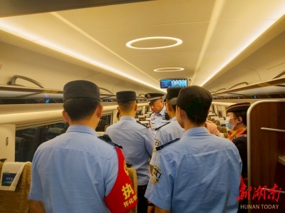 高铁车厢内揪出在逃人员