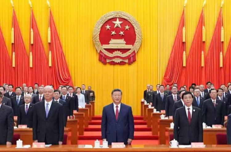 视频丨全体起立高唱国歌 新疆维吾尔自治区成立70周年庆祝大会隆重举行