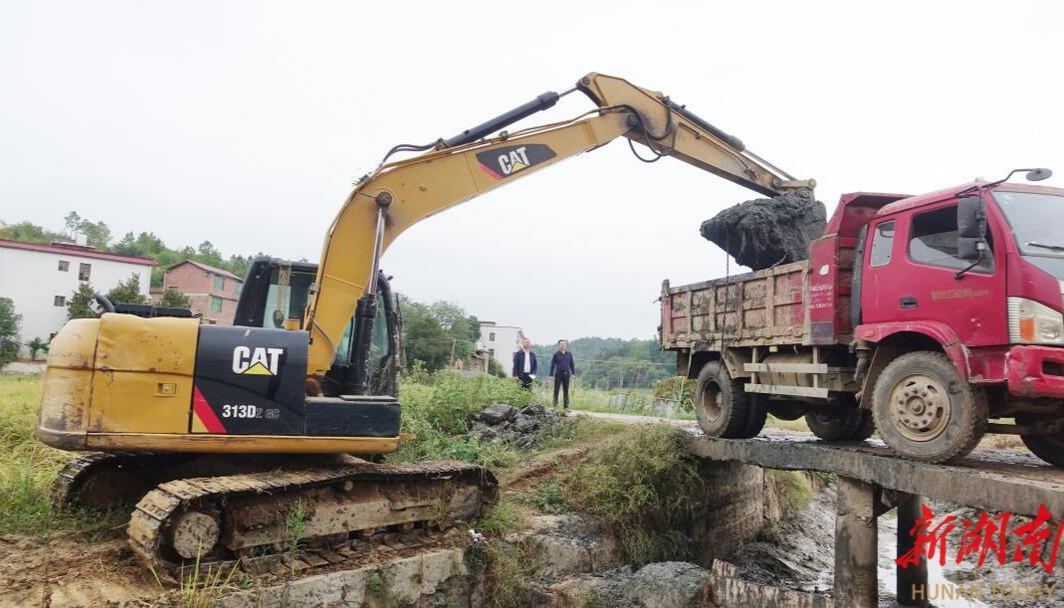 双峰县花门镇:清淤、 整修、加固,给田间水利动脉“美容”
