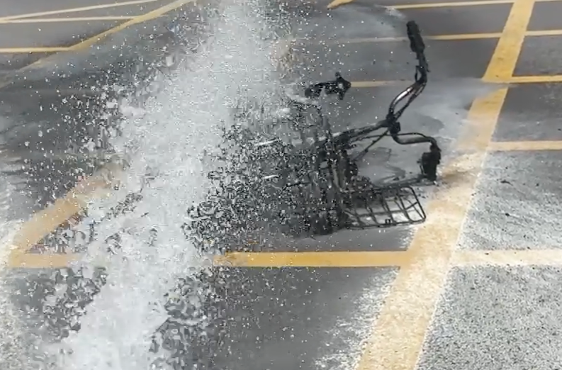 后怕！车下突冒黑烟，男子弃车瞬间火焰喷出