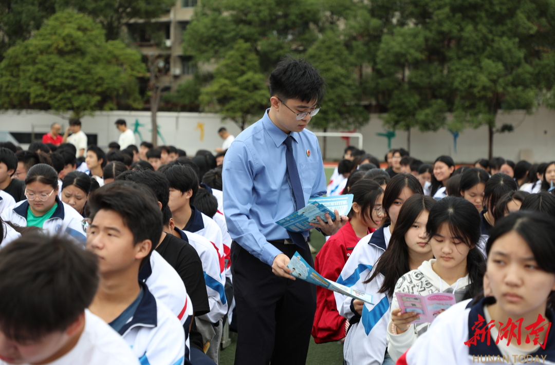 为青春系好法治纽扣  辰溪未检开学季普法活动点亮校园安全灯