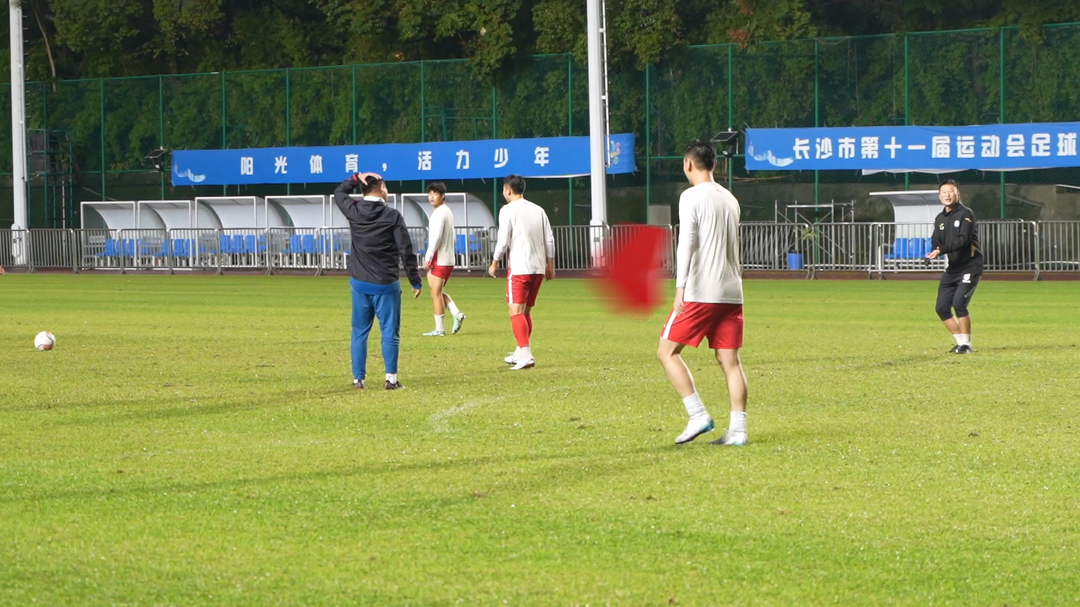 战湘超·71｜“湘超”长沙队雨中开练，积极备战与湘潭队的比赛