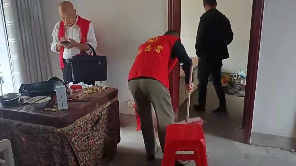 幸福社区易地搬迁安置点开展环境卫生劝导志愿行动