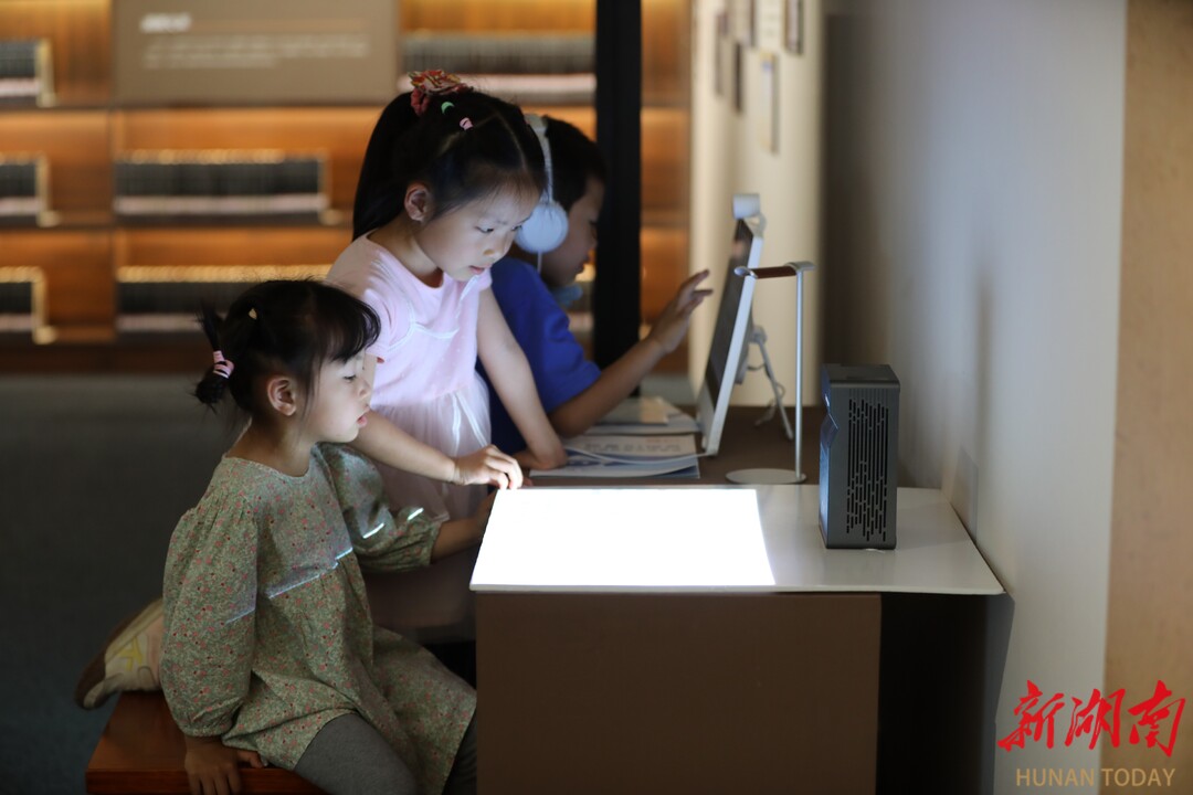 把湖湘宝藏典籍变成开学“大礼包”，长沙图书馆又和学校联动了