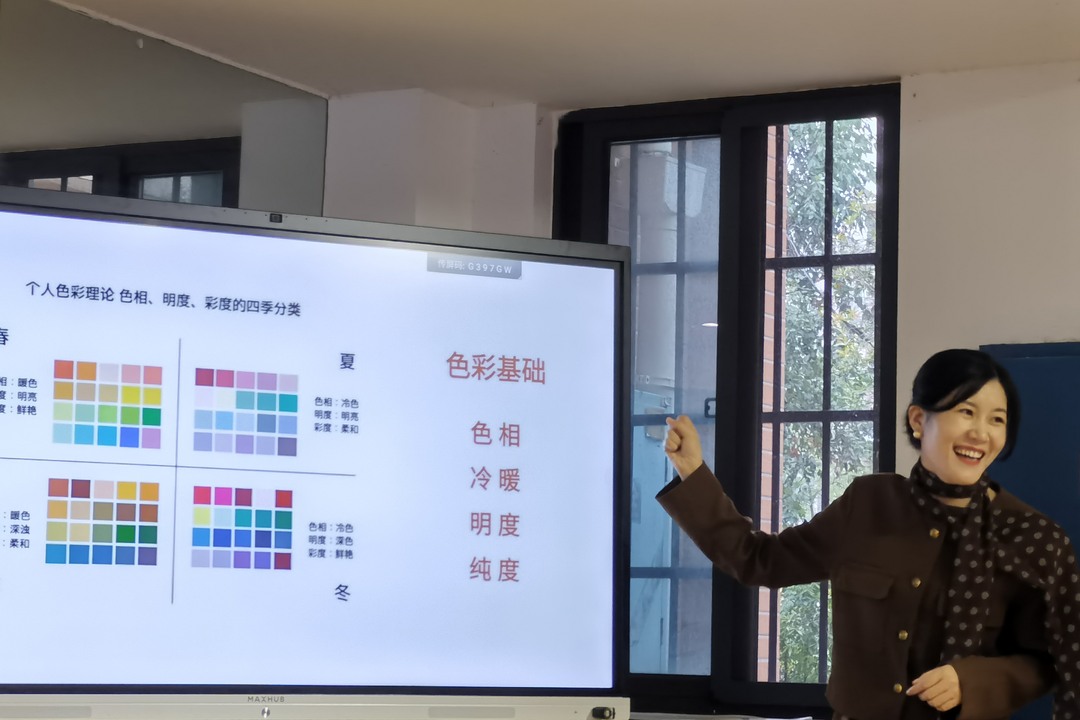 嘉和社区穿搭公益课：党员“造型师”进社区，助力女性焕新形象