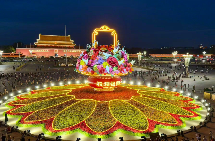 天安门广场大花篮亮灯，观花人如潮