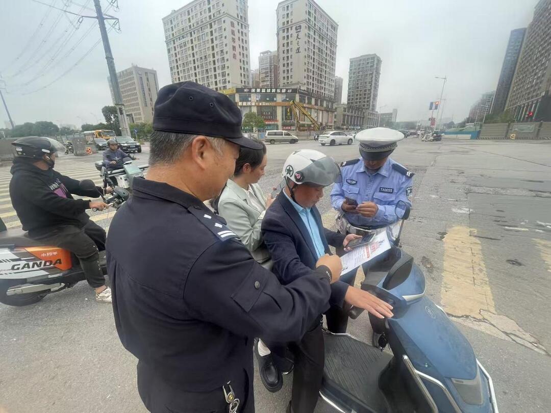 丽发社区：“交通劝导+反诈”齐宣传，上好节前安全“双保险”