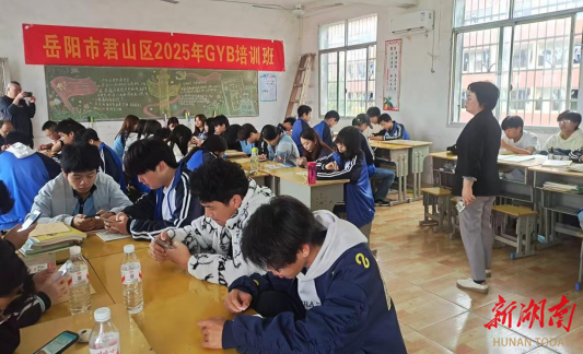 君山区开展“净街、净村”生态文明实践我先行主题活动