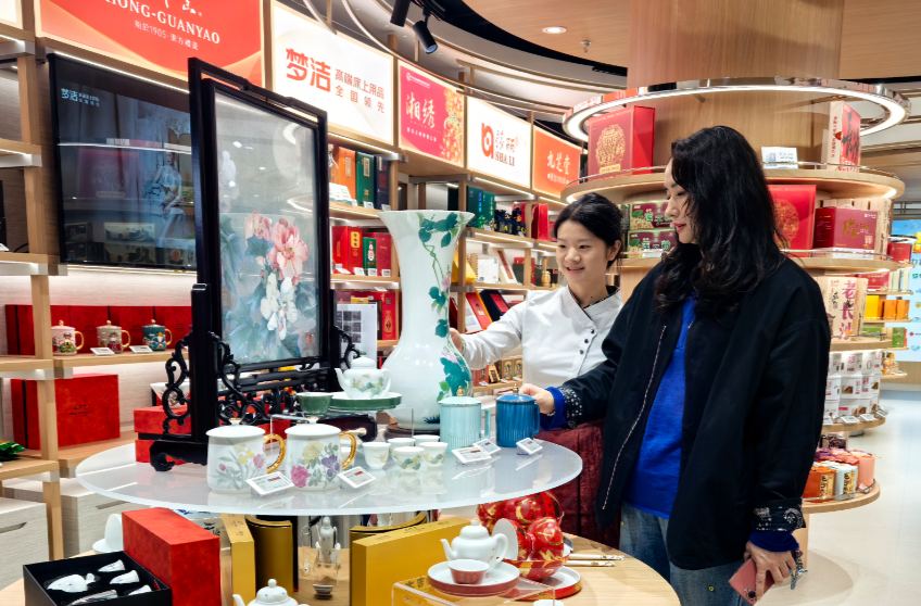 让“中国潮”走出“国际范” 首家市内免税店“老字号国潮中心”开门迎客
