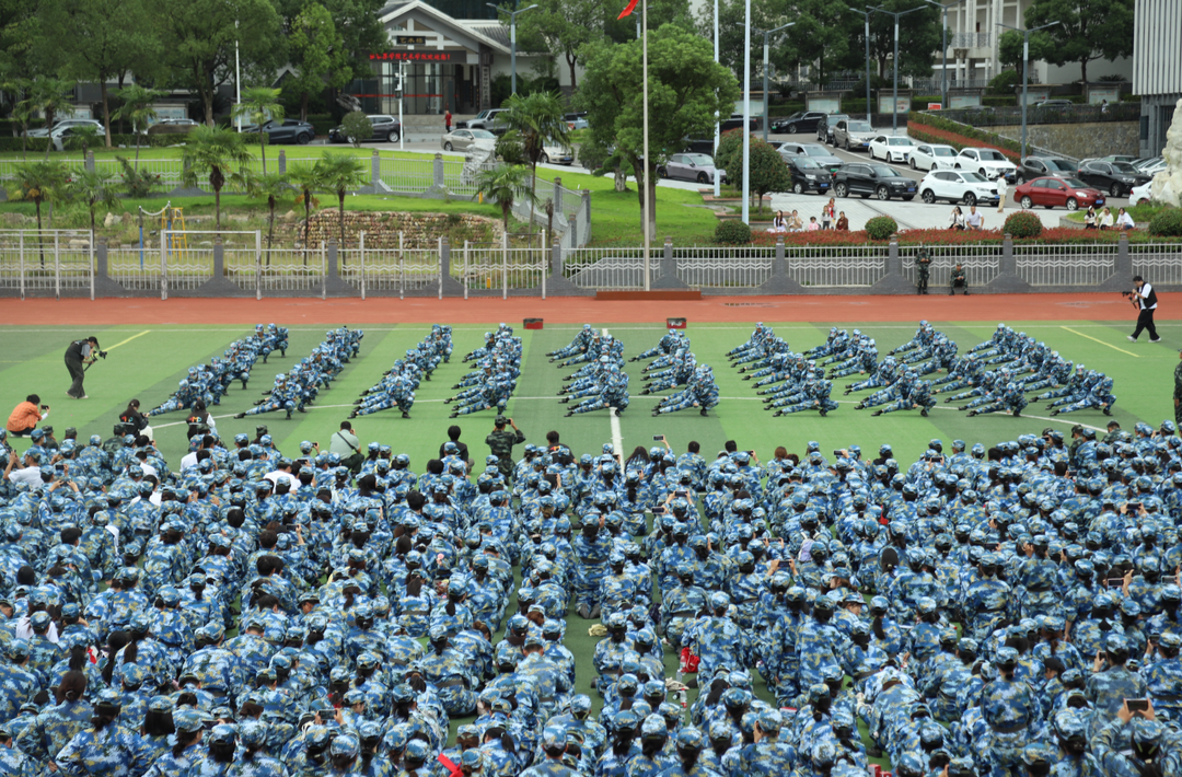 迷彩淬炼显风华，青春逐梦启新程——张家界学院2025年新生开学典礼暨军训总结表彰大会顺利举行