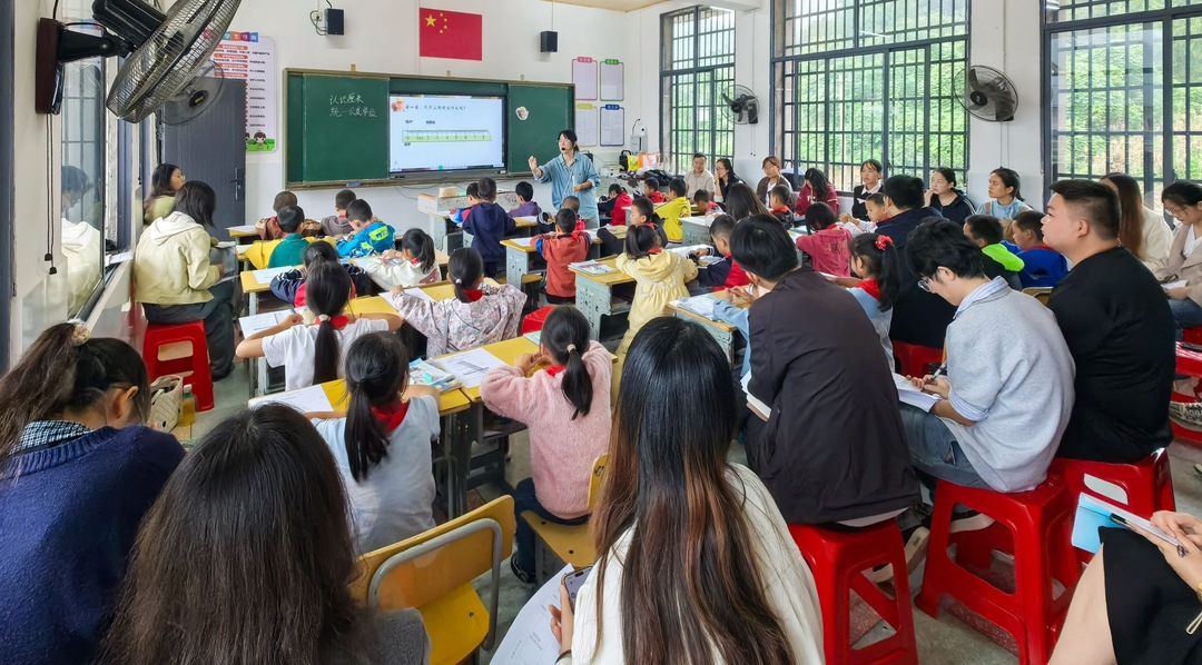 桑植县芙蓉桥小学承办“国培计划”小学数学骨干教师送教下乡活动