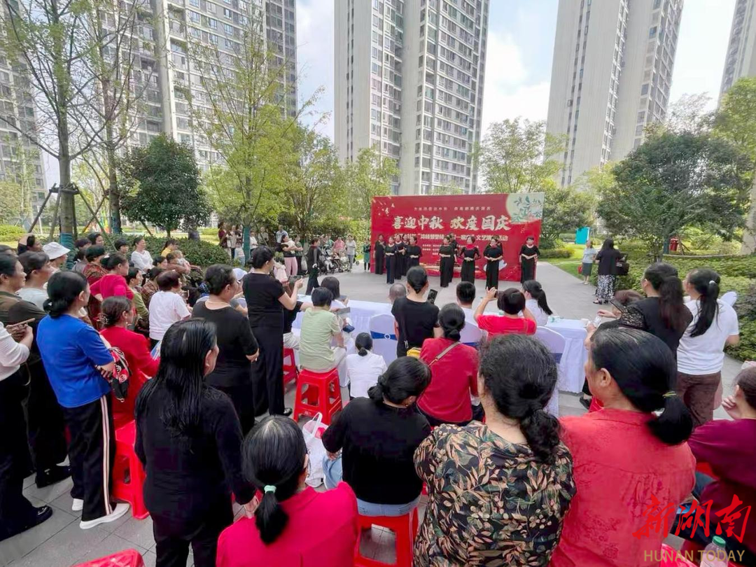 长沙太阳山社区：开展“喜迎中秋 欢度国庆”文艺演出活动