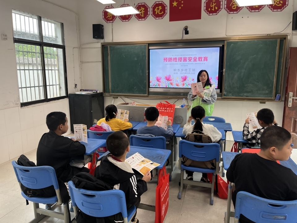 “月满中秋・喜迎国庆”为主题的手工活动在毛家小学圆满举行