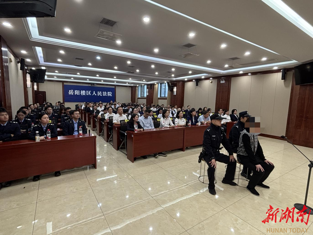 “零距离”接受警示教育 百余名职工旁听贪污案庭审