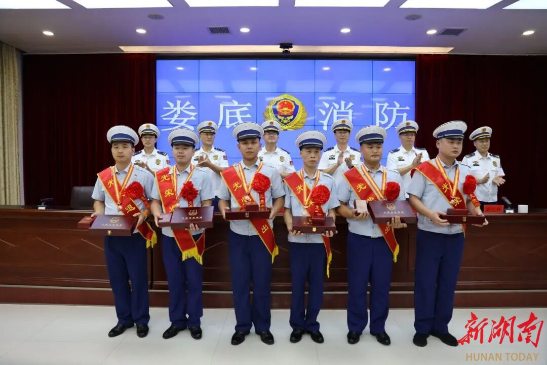 娄底市消防救援支队举行2025年夏秋季消防员退出仪式