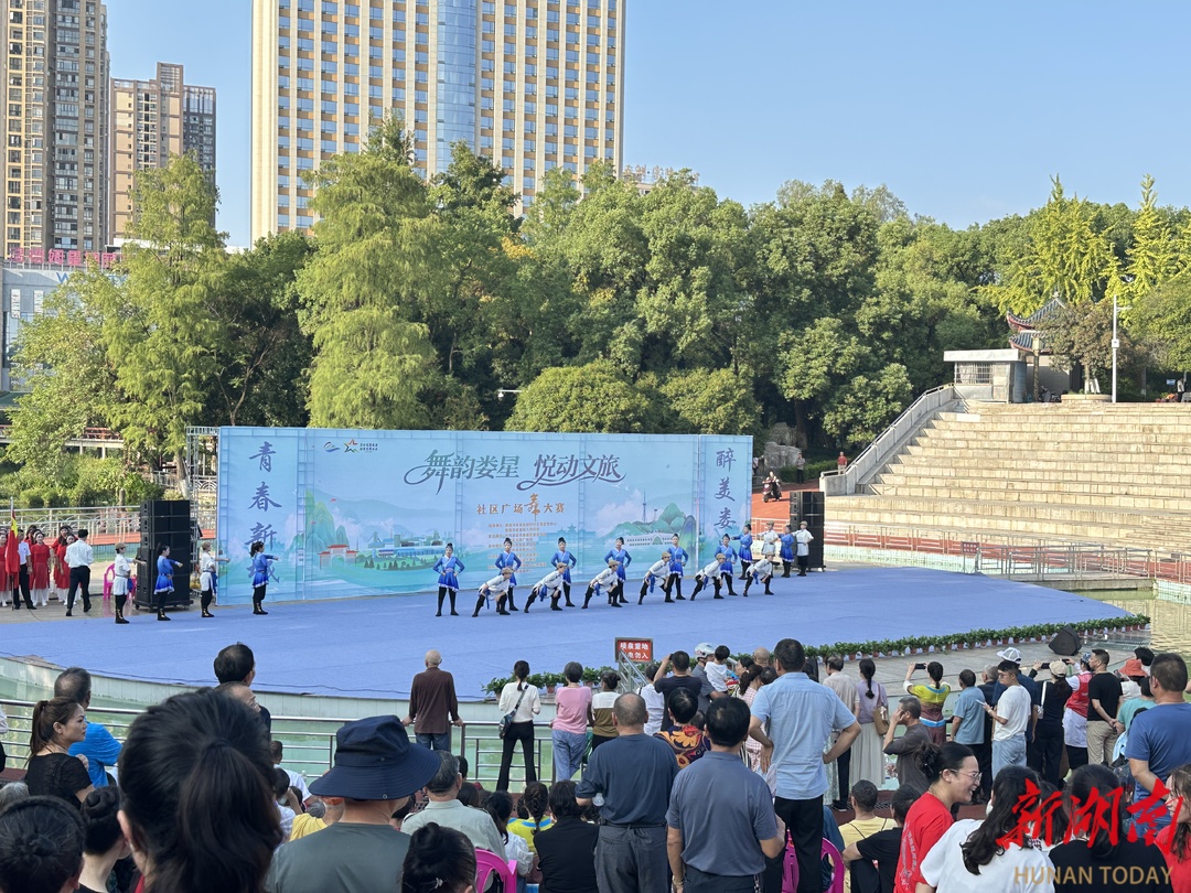 娄星区举办社区广场舞大赛 12支队伍同台竞技