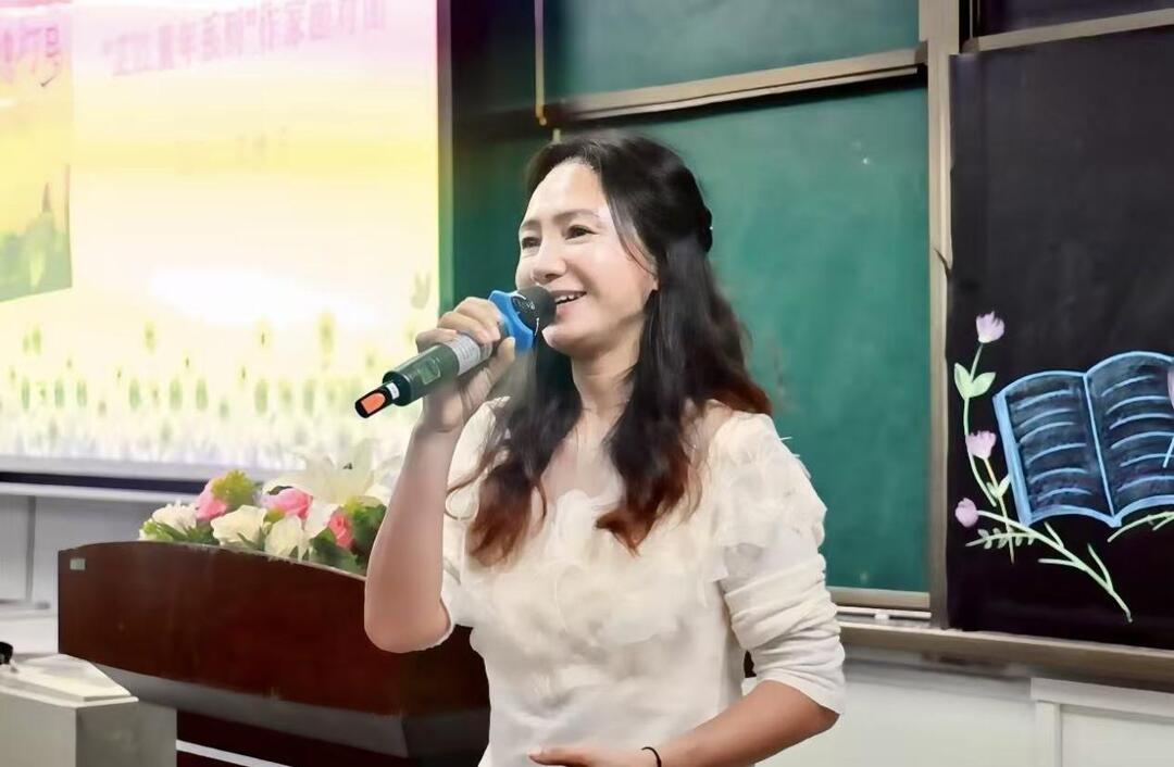 名家进校园 书香润童心——岳麓区溁湾路小学四年级“芷江童年系列”作家面对面活动