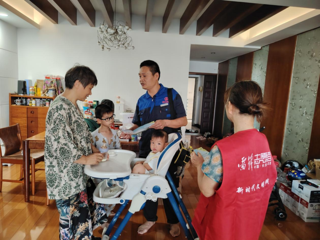 电工“敲门入户”除隐患 长沙芙蓉区织密居民用电“安全防护网”